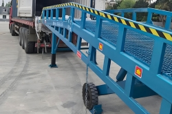 登車(chē)橋:打通物流裝卸最后一米的高效利器-集裝箱裝車(chē)平臺(tái)登車(chē)橋